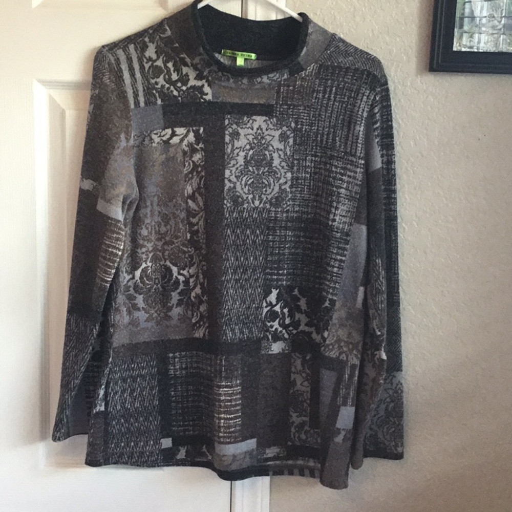 Knit long sleeve top.